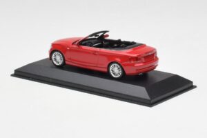BMW 1-sarja E88 Cabriolet Karmiininpunainen Minichamps 1:43 431026230 Metalli — kuva 3 / 5