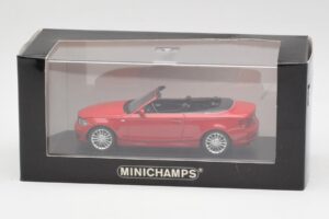 BMW 1-sarja E88 Cabriolet Karmiininpunainen Minichamps 1:43 431026230 Metalli — kuva 4 / 5