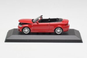BMW 1-sarja E88 Cabriolet Karmiininpunainen Minichamps 1:43 431026230 Metalli — kuva 5 / 5