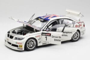 BMW E90 320si #1 A. Priaulx WTCC Champion 2006 Kyosho 1:18 80430429067 Metalli — kuva 2 / 8