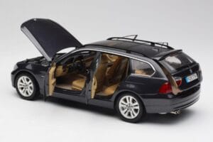BMW 330i E91 Touring Tummanharmaa Kyosho 1:18 80430394360 Metalli — kuva 5 / 8