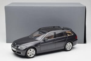 BMW 330i E91 Touring Tummanharmaa Kyosho 1:18 80430394360 Metalli — kuva 8 / 8