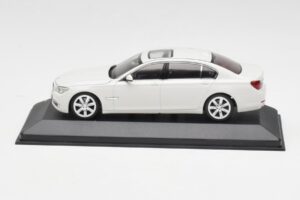 BMW 750Li F02 Valkoinen Minichamps 1:43 80420445201 Metalli