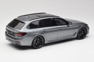 BMW G61 530e M Sport Touring Mineral Harmaa GT Spirit 1:18 GT485 Hartsi — kuva 2 / 6