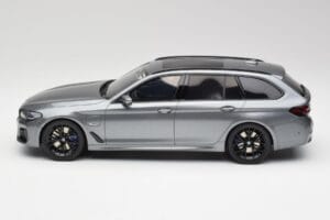 BMW G61 530e M Sport Touring Mineral Harmaa GT Spirit 1:18 GT485 Hartsi — kuva 3 / 6