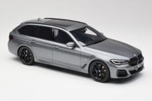 BMW G61 530e M Sport Touring Mineral Harmaa GT Spirit 1:18 GT485 Hartsi — kuva 4 / 6