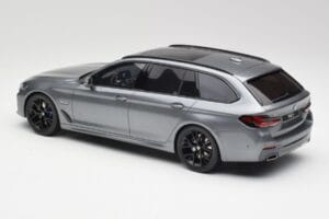 BMW G61 530e M Sport Touring Mineral Harmaa GT Spirit 1:18 GT485 Hartsi — kuva 5 / 6