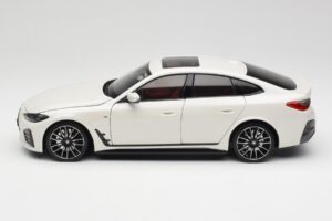 BMW i4 M50 G26 Alpine White Minichamps 1:18 110023011 Metalli — kuva 4 / 8