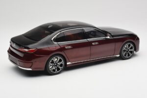 BMW i7 G70 Black & Red Metallic Minichamps 1:18 110023201 Metalli — kuva 3 / 8