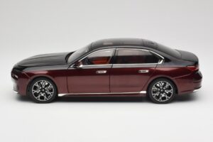 BMW i7 G70 Black & Red Metallic Minichamps 1:18 110023201 Metalli — kuva 4 / 8