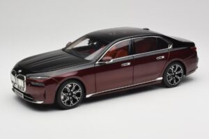 BMW i7 G70 Black & Red Metallic Minichamps 1:18 110023201 Metalli
