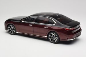 BMW i7 G70 Black & Red Metallic Minichamps 1:18 110023201 Metalli — kuva 7 / 8