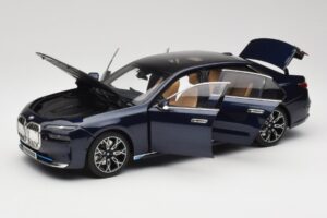 BMW i7 G70 Blue Metallic Minichamps 1:18 110023202 Metalli — kuva 2 / 8