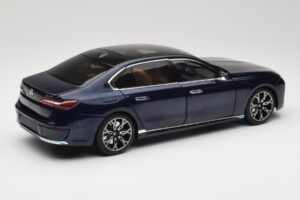 BMW i7 G70 Blue Metallic Minichamps 1:18 110023202 Metalli — kuva 3 / 8