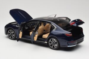 BMW i7 G70 Blue Metallic Minichamps 1:18 110023202 Metalli — kuva 5 / 8