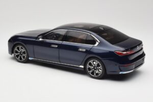 BMW i7 G70 Blue Metallic Minichamps 1:18 110023202 Metalli — kuva 7 / 8