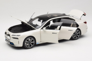 BMW i7 G70 White Metallic Minichamps 1:18 110023200 Metalli — kuva 2 / 8