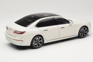 BMW i7 G70 White Metallic Minichamps 1:18 110023200 Metalli — kuva 3 / 8