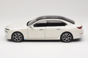 BMW i7 G70 White Metallic Minichamps 1:18 110023200 Metalli — kuva 4 / 8