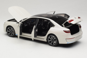 BMW i7 G70 White Metallic Minichamps 1:18 110023200 Metalli — kuva 5 / 8