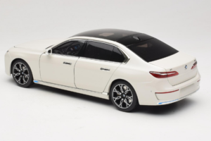 BMW i7 G70 White Metallic Minichamps 1:18 110023200 Metalli — kuva 7 / 8