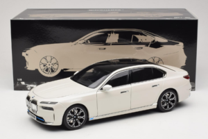 BMW i7 G70 White Metallic Minichamps 1:18 110023200 Metalli — kuva 8 / 8