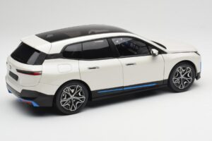 BMW iX Alpine White Minichamps 1:18 110023102 Metalli — kuva 3 / 8