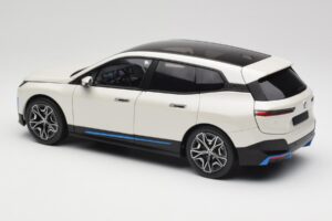 BMW iX Alpine White Minichamps 1:18 110023102 Metalli — kuva 7 / 8