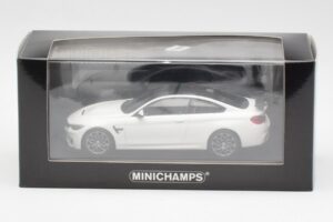 BMW M4 GTS F82 Valkoinen Harmailla Vanteilla Minichamps 1:43 410025221 Metalli — kuva 4 / 4