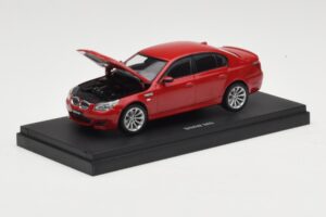 BMW M5 E60 Punainen Kyosho 1:43 03503R Metalli — kuva 3 / 4
