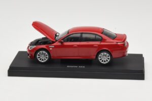 BMW M5 E60 Punainen Kyosho 1:43 03503R Metalli