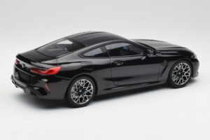 BMW M8 F92 Safiirin Musta Minichamps 1:18 110029021 Metalli — kuva 3 / 8
