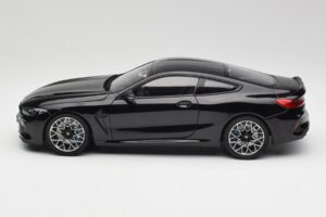 BMW M8 F92 Safiirin Musta Minichamps 1:18 110029021 Metalli — kuva 4 / 8