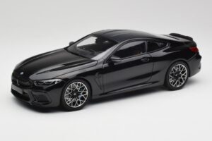 BMW M8 F92 Safiirin Musta Minichamps 1:18 110029021 Metalli