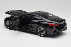 BMW M8 F92 Safiirin Musta Minichamps 1:18 110029021 Metalli — kuva 5 / 8