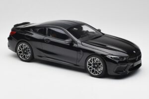 BMW M8 F92 Safiirin Musta Minichamps 1:18 110029021 Metalli — kuva 6 / 8