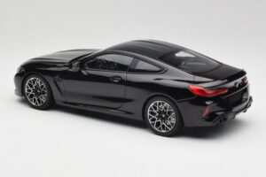 BMW M8 F92 Safiirin Musta Minichamps 1:18 110029021 Metalli — kuva 7 / 8