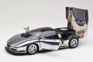 BMW Nazca M12 Chrome Silver Revell 1:18 08916 Metalli — kuva 2 / 8