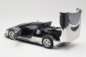 BMW Nazca M12 Chrome Silver Revell 1:18 08916 Metalli — kuva 5 / 8