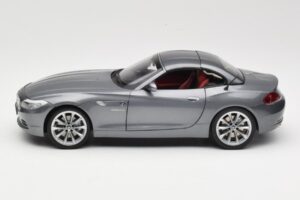 BMW Z4 E89 sDrive 35i Space Grey Metallic Kyosho 1:18 80432147085 Metalli — kuva 4 / 8