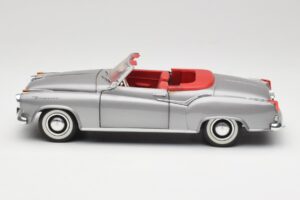 Borgward Isabella Kabriolet Hopea Revell 1:18 8411 Metalli — kuva 4 / 8