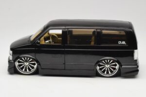 Chevrolet Astro Van Tuned Musta Jada 1:18 63122 Metalli — kuva 4 / 8