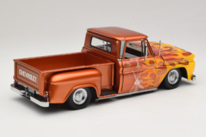 Chevrolet C-10 Stepside Pickup Lowrider Oranssi Liekkikuviolla Sun Star 1:18 1392 Metalli — kuva 2 / 6