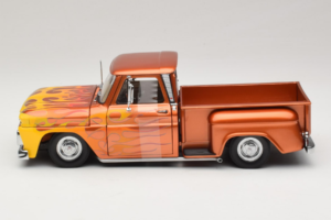Chevrolet C-10 Stepside Pickup Lowrider Oranssi Liekkikuviolla Sun Star 1:18 1392 Metalli — kuva 3 / 6