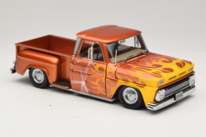 Chevrolet C-10 Stepside Pickup Lowrider Oranssi Liekkikuviolla Sun Star 1:18 1392 Metalli — kuva 4 / 6