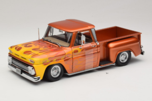 Chevrolet C-10 Stepside Pickup Lowrider Oranssi Liekkikuviolla Sun Star 1:18 1392 Metalli