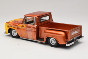 Chevrolet C-10 Stepside Pickup Lowrider Oranssi Liekkikuviolla Sun Star 1:18 1392 Metalli — kuva 5 / 6