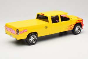 Chevrolet C2500 Silverado Pussy Wagon From Kill Bill Keltainen GreenLight 1:18 19015 Metalli — kuva 2 / 6