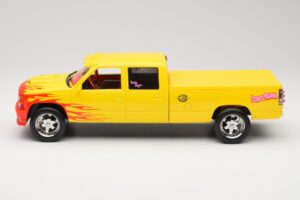Chevrolet C2500 Silverado Pussy Wagon From Kill Bill Keltainen GreenLight 1:18 19015 Metalli — kuva 3 / 6