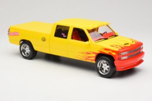 Chevrolet C2500 Silverado Pussy Wagon From Kill Bill Keltainen GreenLight 1:18 19015 Metalli — kuva 4 / 6